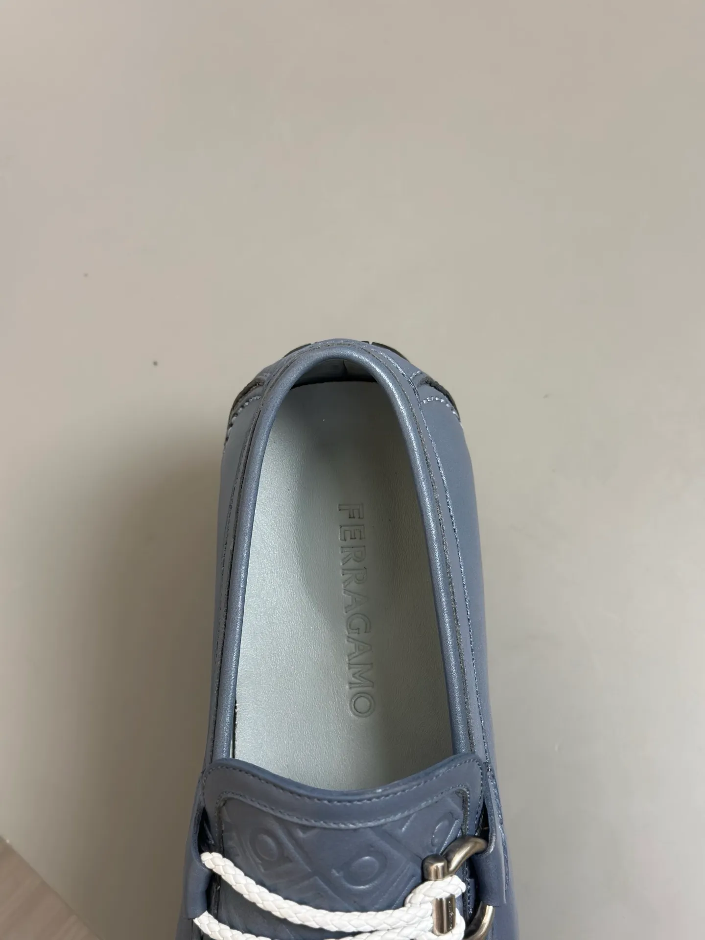 Batch 840, original order quality, new counter model, Ferragamo handmade men's driving shoes, bean shoes, slip-on shoes, lazy shoes, exquisite hand-stitching, workmanship details comparable to counters, original rubber outsole, imported cowhide from Italy, pressed water corrugated water-dyed cowhide lining, 39-44 large quantities in stock (38, 45 custom-made, non-refundable)